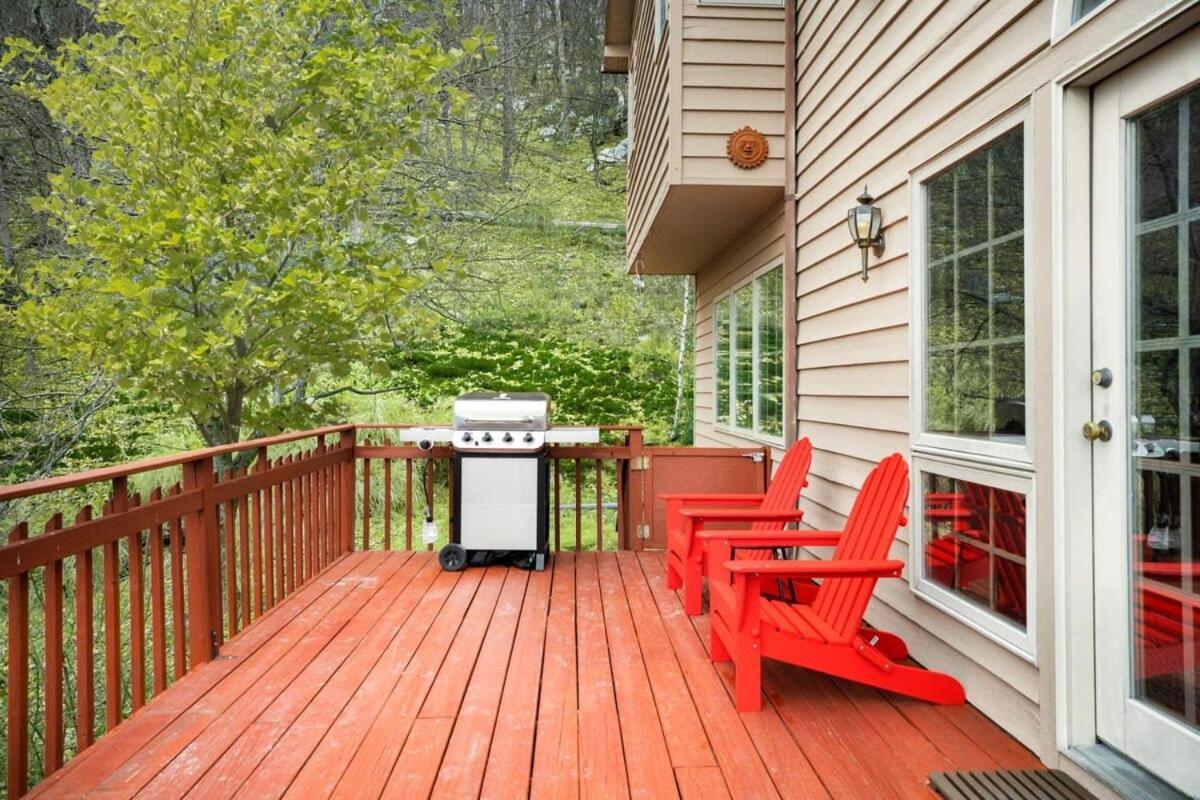 Modern Retreat W Hot Tub, Deck & Resort Amenities Berkeley Springs Eksteriør billede
