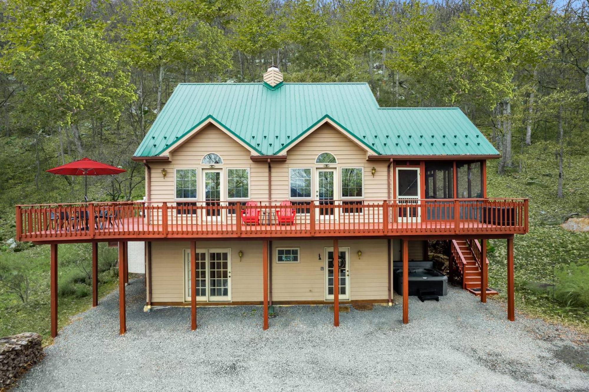 Modern Retreat W Hot Tub, Deck & Resort Amenities Berkeley Springs Eksteriør billede