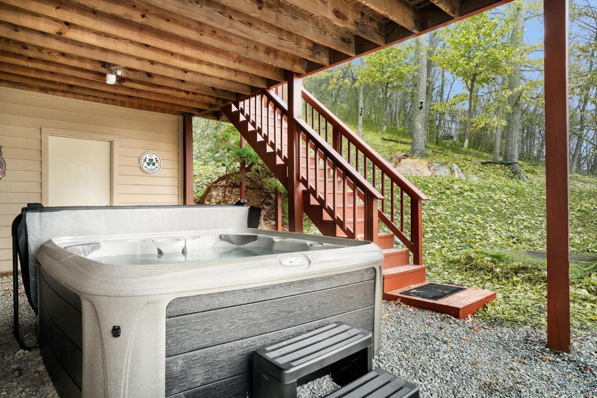 Modern Retreat W Hot Tub, Deck & Resort Amenities Berkeley Springs Eksteriør billede